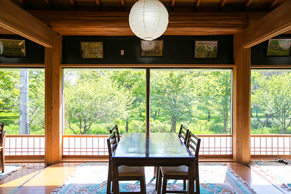 コタンの椅子席からの眺めは、眼前の武蔵野公園の緑。